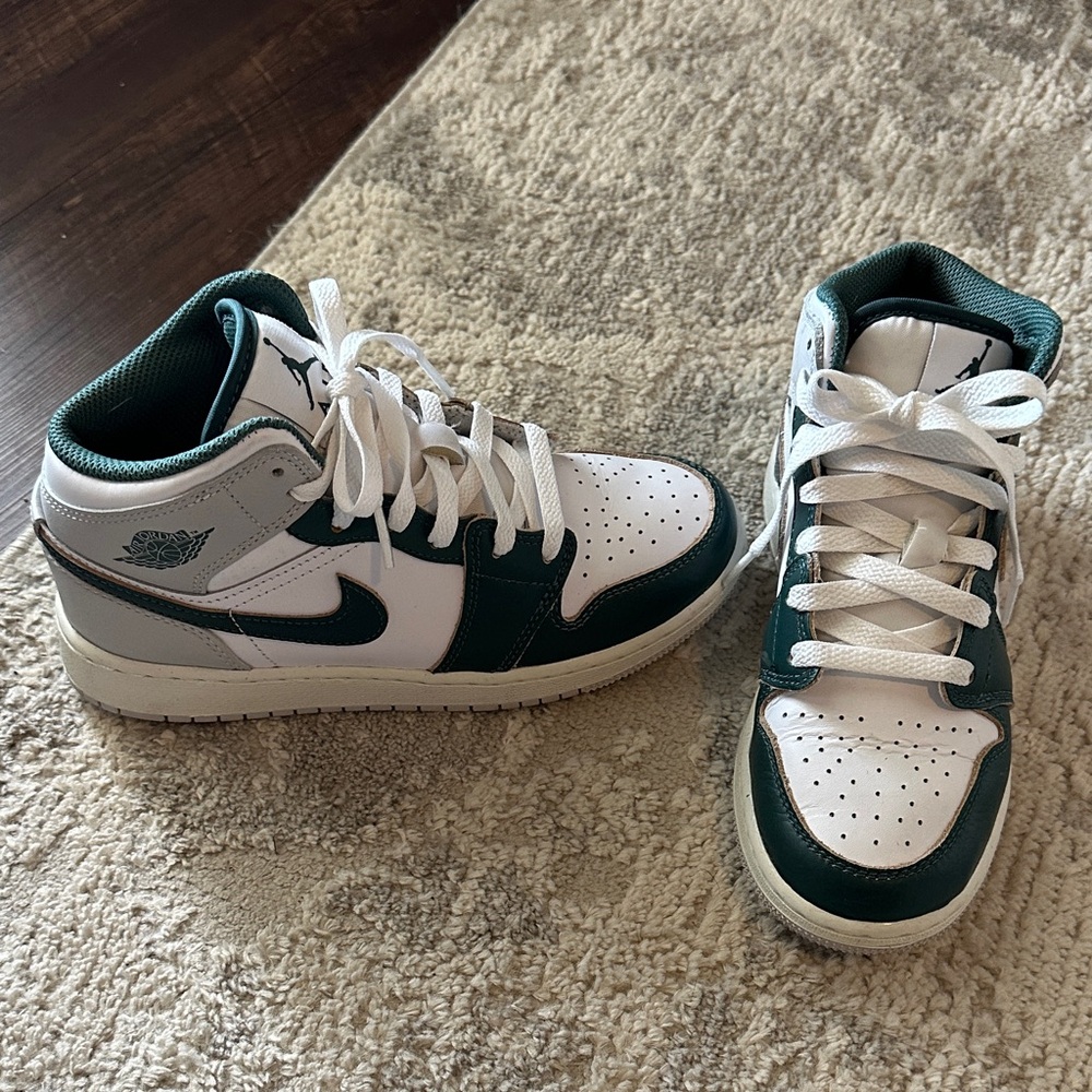 Nike Air Jordan Mid Green White Sneakers size 4Y Like New